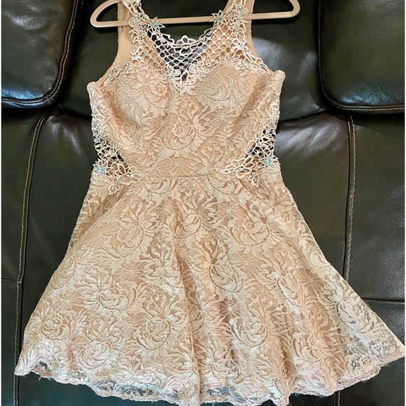 Jodi Kristopher Formal Pink/Peach Lace Dress Fit & Flare, Cut Out Dress. Size 13 - Picture 2 of 9